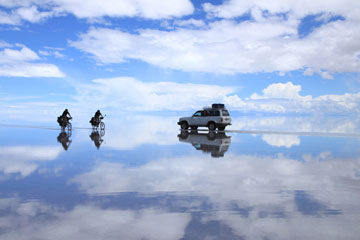         雨季のウユニ塩湖（イメージ）