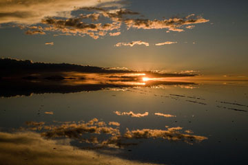       雨季のウユニ塩湖の夕日（イメージ）
