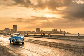 ハバナの夕陽とクラシックカー（イメージ）