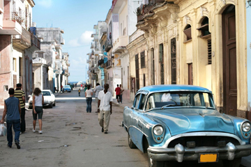 世界遺産のハバナ旧市街とクラシックカー1（イメージ）