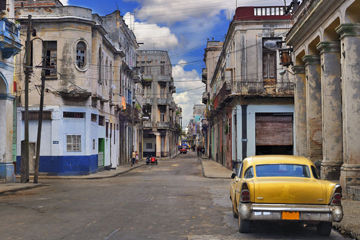 世界遺産のハバナ旧市街とクラシックカー2（イメージ）