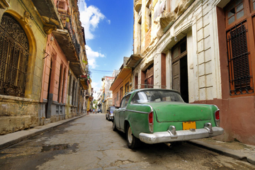 世界遺産のハバナ旧市街とクラシックカー3（イメージ）