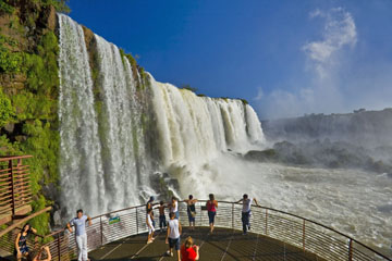 ブラジル側のイグアスの滝（イメージ）