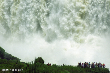 イグアスの滝サンマルティン島の展望台（イメージ）