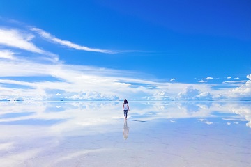          雨季のウユニ塩湖（イメージ）