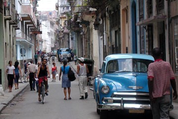 世界遺産のハバナ旧市街の街並みとクラシックカー（イメージ）