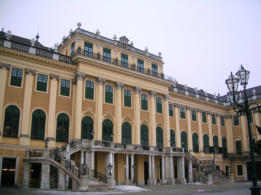 オーストリアで最も観光客が多い　シェーンブルン宮殿