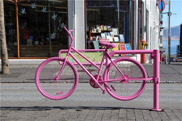 ピンク色の自転車のオブジェ