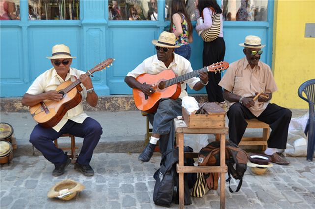 キューバの街角で歌う男性たち