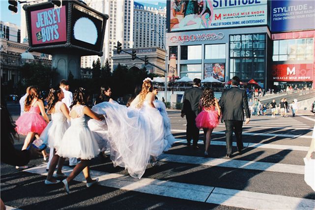 ニューヨークの街を歩く花嫁