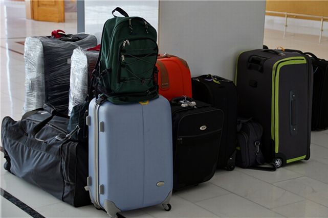 柱の前に並べられたスーツケースや荷物