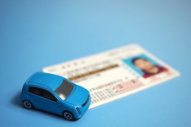 運転免許証とおもちゃの青い車