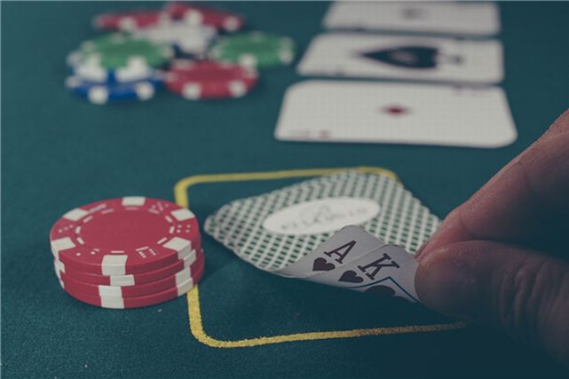 カジノでカードゲームを楽しむ人の手元