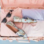 ピンクのスーツケースに詰められた洋服や靴