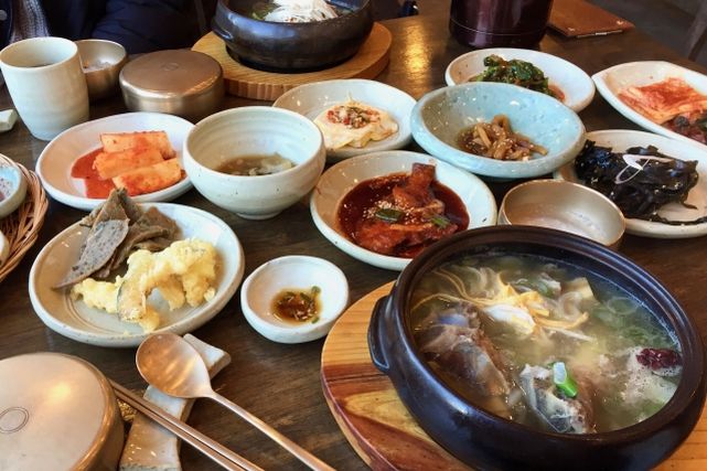 テーブルに並べられた様々な韓国料理
